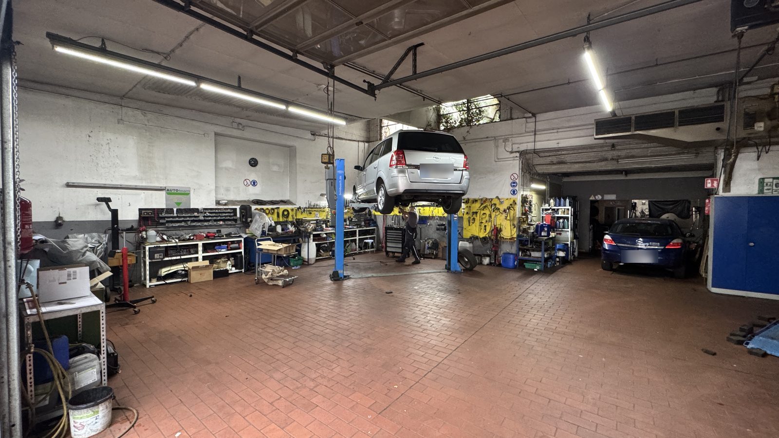 Werkstatthalle der CarClinic KL mit Fahrzeug auf der Hebebühne